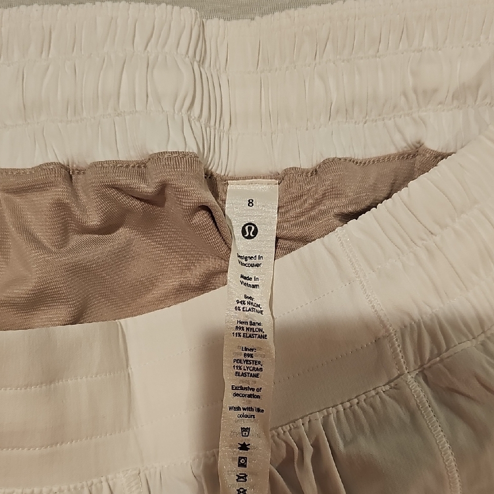 NWT! Lululemon White Hotty Hot low rise 4" - Picture 5 of 5